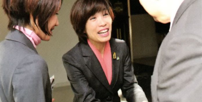 2区党員大会で出席者と握手
