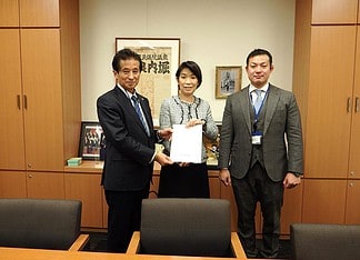 山梨県宅建政治連盟の皆様による税制改正・土地住宅政策に関する要望