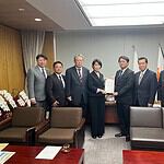 【社会資本整備推進山梨県議会議員連盟】より防災対策・道路・農業基盤整備などに関する要望を受領