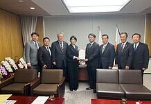 【社会資本整備推進山梨県議会議員連盟】より防災対策・道路・農業基盤整備などに関する要望を受領