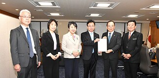 【歯科技工士に関する制度推進議員連盟】上野厚労大臣への要望活動