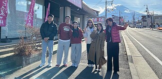 富士吉田市にある堀内のり子事務所前から眺められる富士山