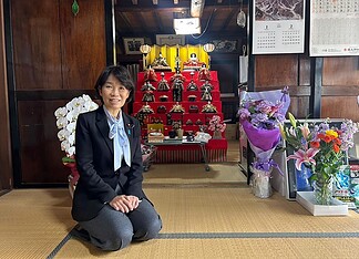 春の訪れを感じながら、支援者のご自宅で立派なお雛様を拝見