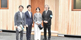 衆議院分館東側駐車場でオフサイト建築方式による木造応急住宅の展示を視察