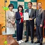 【自民党フロン類対策推進議員連盟】石原環境大臣にフロン類対策の強化に向けた決議を申し入れ