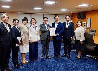 【アトピー性皮膚炎患者に寄り添う勉強会】上野厚生労働大臣に医療連携体制の強化や標準治療薬の保険適用維持を要望