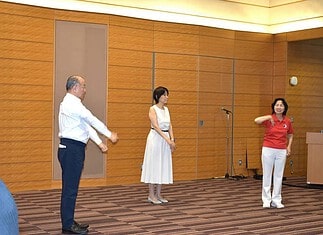 【自民党ラジオ体操議員連盟】全国ラジオ体操連盟の朝倉哲也事務局長・岡本美佳指導員からラジオ体操の指導を受ける