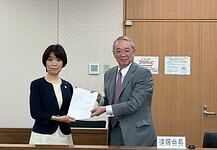 第57回情報通信審議会総会に出席、「社会環境の変化に対応した電波有効利用の推進の在り方」の第一次中間答申を受領