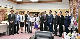 街の酒屋さんを守る国会議員の会として片山財務大臣へ、小売酒販組合の加入促進や組織基盤の強化に向けた決議を提出