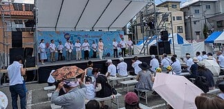 各地の市民夏祭りや花火大会に伺い、フードサポート事業でパンの包装や配付をお手伝い、ふれあい集会を開催