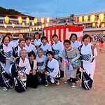 世代を超えて人が集い笑顔が広がる地元の夏まつりに参加、地域の皆さまと一緒に盆踊りの輪に加わる