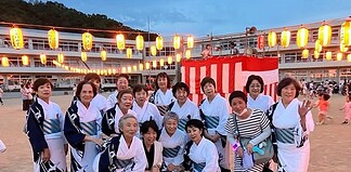 世代を超えて人が集い笑顔が広がる地元の夏まつりに参加、地域の皆さまと一緒に盆踊りの輪に加わる
