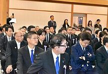 「みんなで靖国神社に参拝する国会議員の会」の一員として、靖国神社に参拝